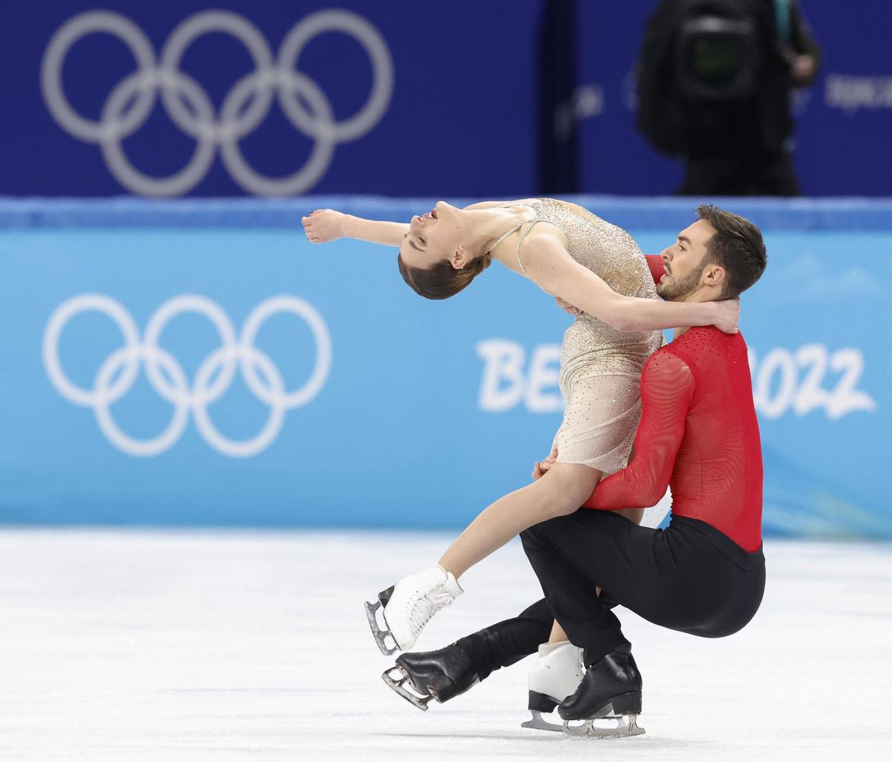 アイスダンスで優勝したガブリエラ・パパダキス（左）、ギヨーム・シゼロン組のフリー（共同）