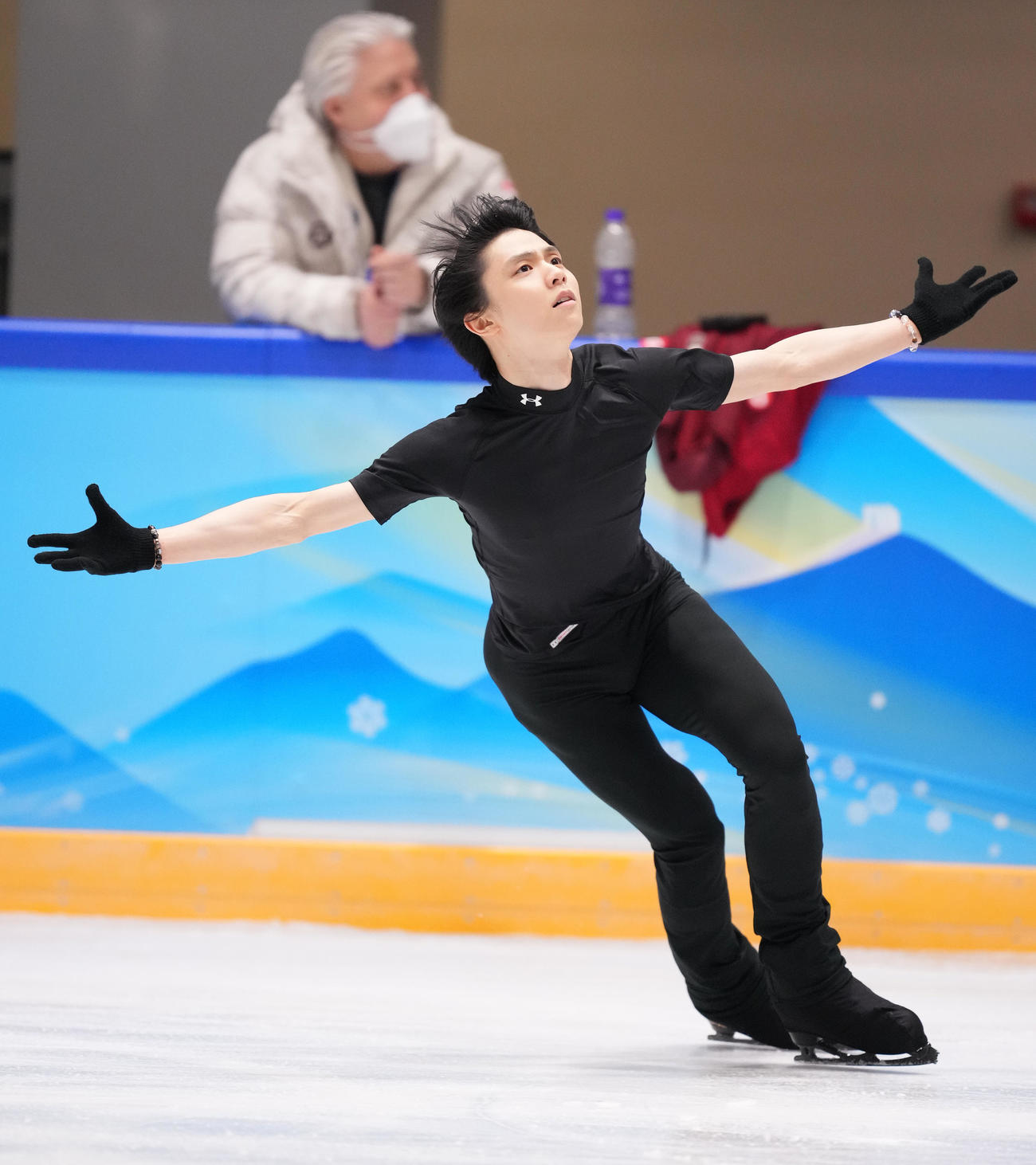 フィギュアスケート、公式練習に臨む羽生（撮影・菅敏）
