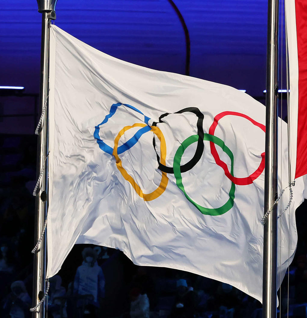 4日、北京五輪開会式で掲げられた五輪旗