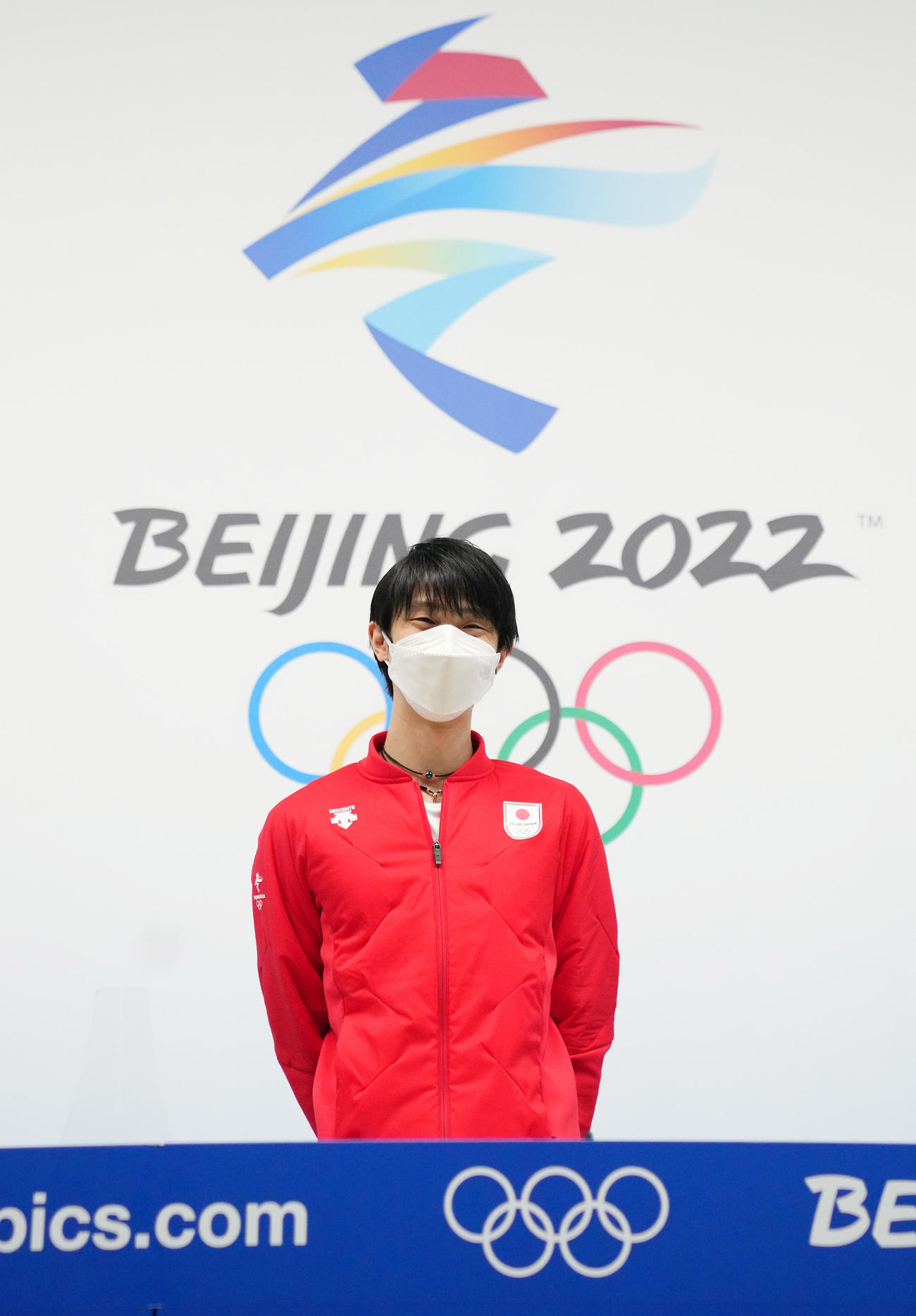 会見を終え、記念写真に納まる羽生結弦（撮影・菅敏）