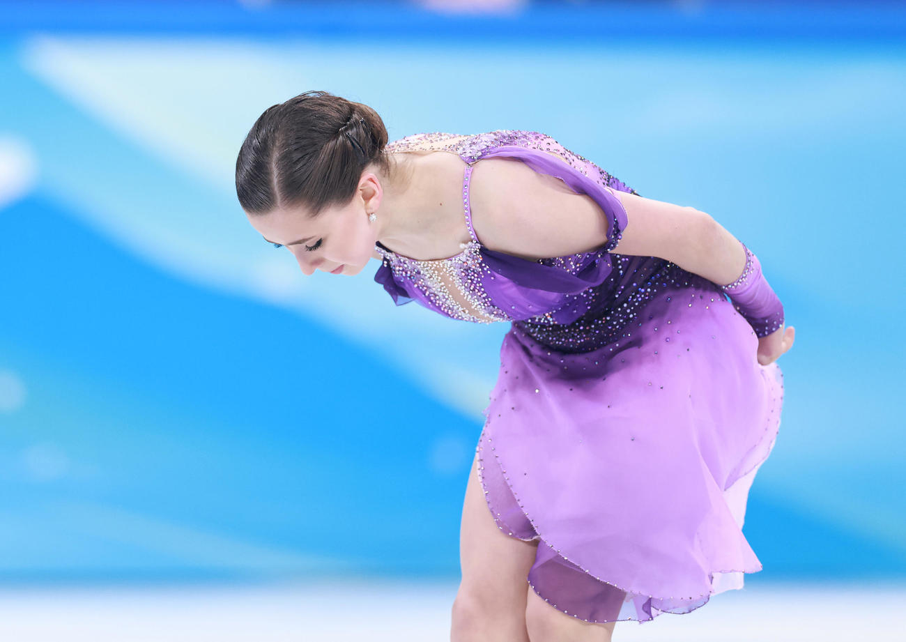 女子SPの演技を終え深々とおじぎをするワリエワ（撮影・垰建太）