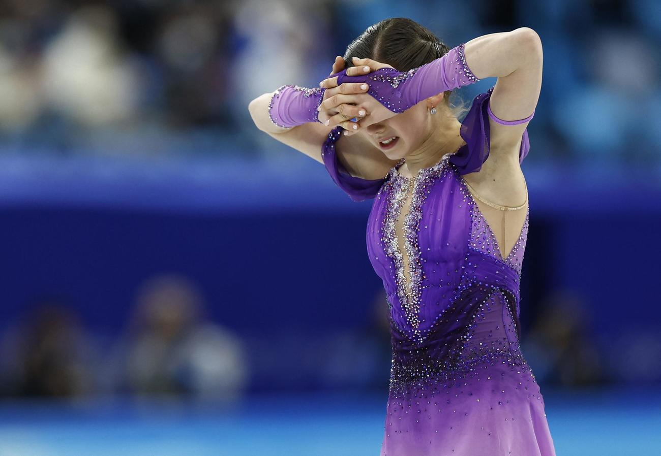 演技を終え涙をこらえるワリエワ（ロイター）