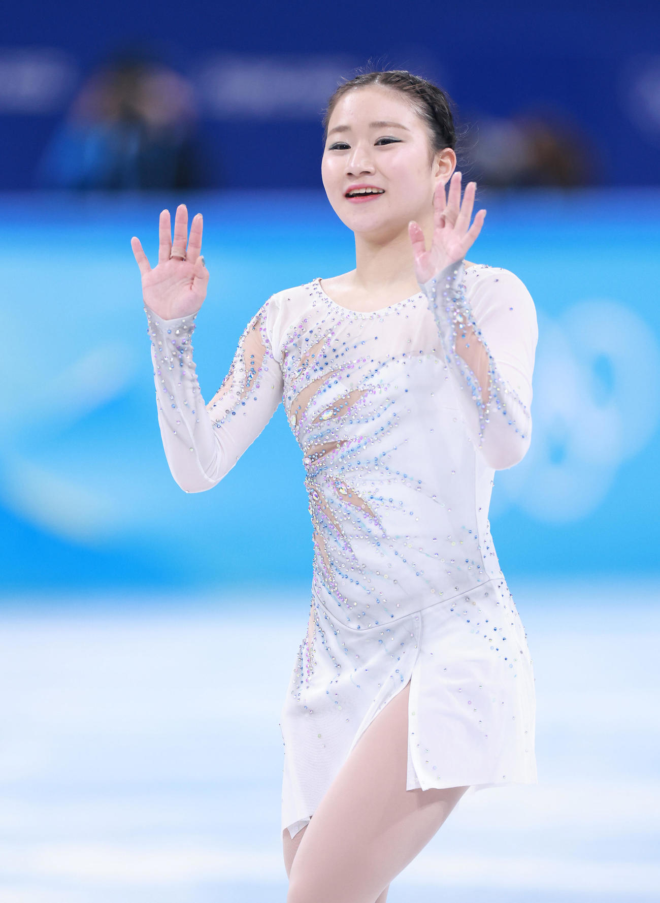 女子SPの演技を終え笑顔で手を振る河辺（撮影・垰建太）