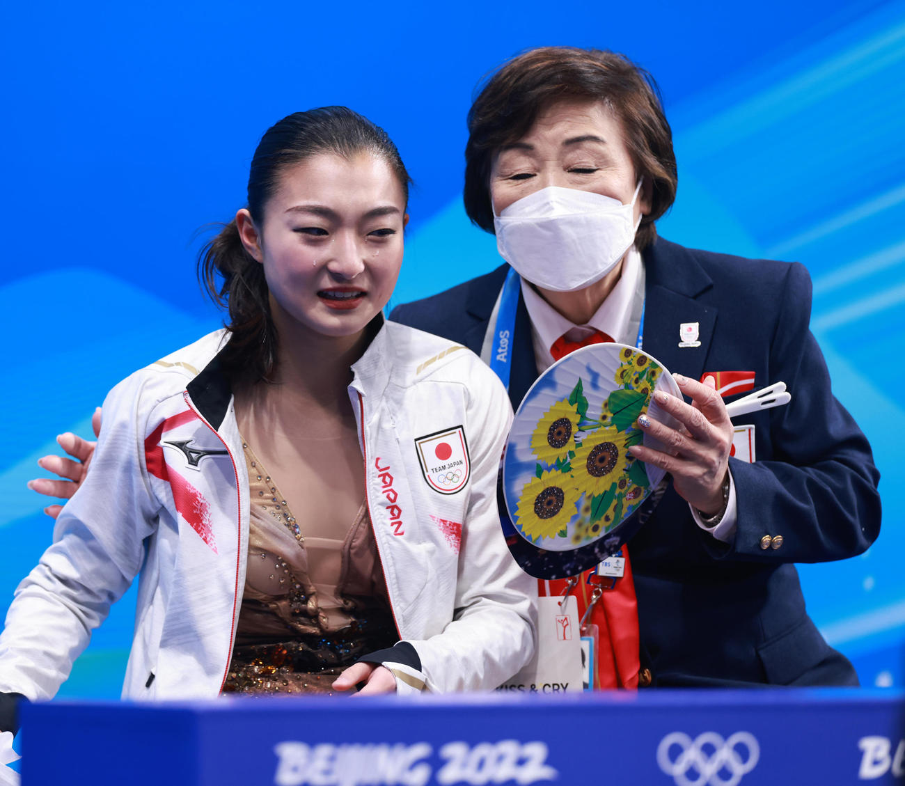 女子SPの演技を終えてキスアンドクライで涙する坂本（左）と中野コーチ（撮影・垰建太）