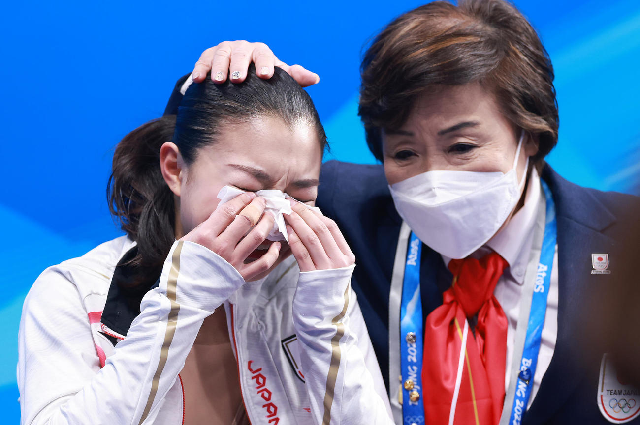 女子SPの演技を終えキスアンドクライで涙する坂本（左）と中野コーチ（撮影・垰建太）