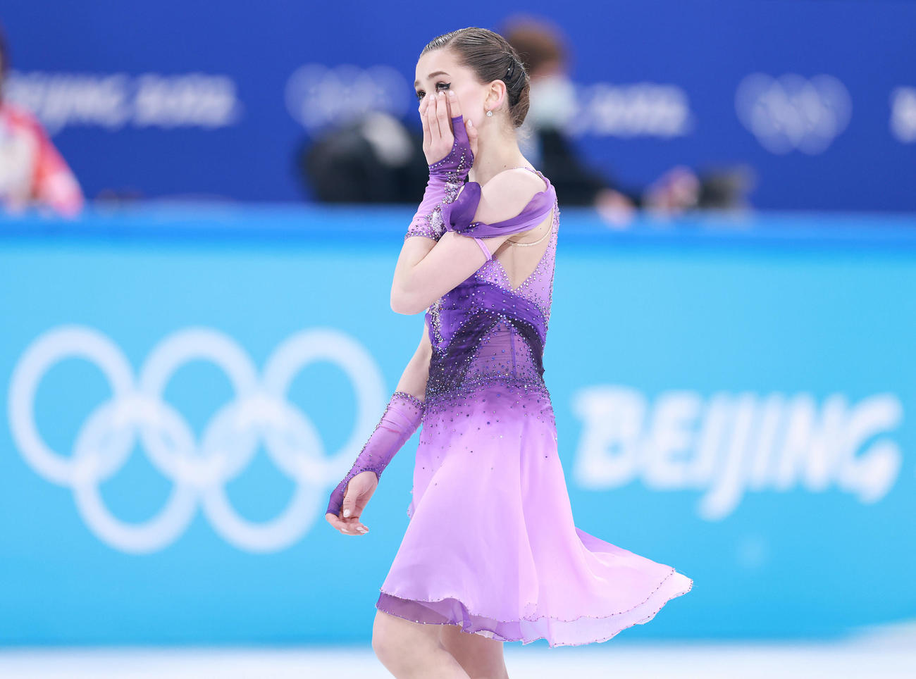 女子SPの演技を終え目もとをぬぐうワリエワ（撮影・垰建太）