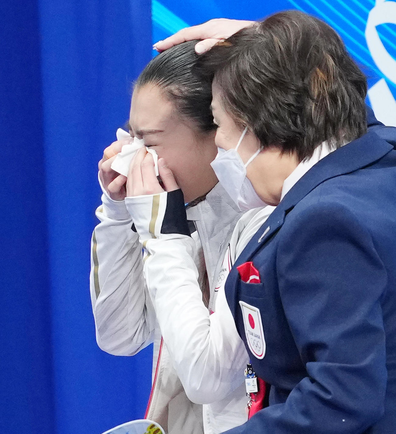 キスアンドクライで得点を聞き涙ぐむ坂本。右は中野コーチ（撮影・菅敏）