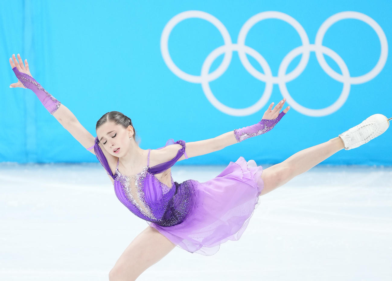 フィギュアスケート女子SPに臨むカミラ・ワリエワ。華麗な演技で首位発進した（撮影・菅敏）