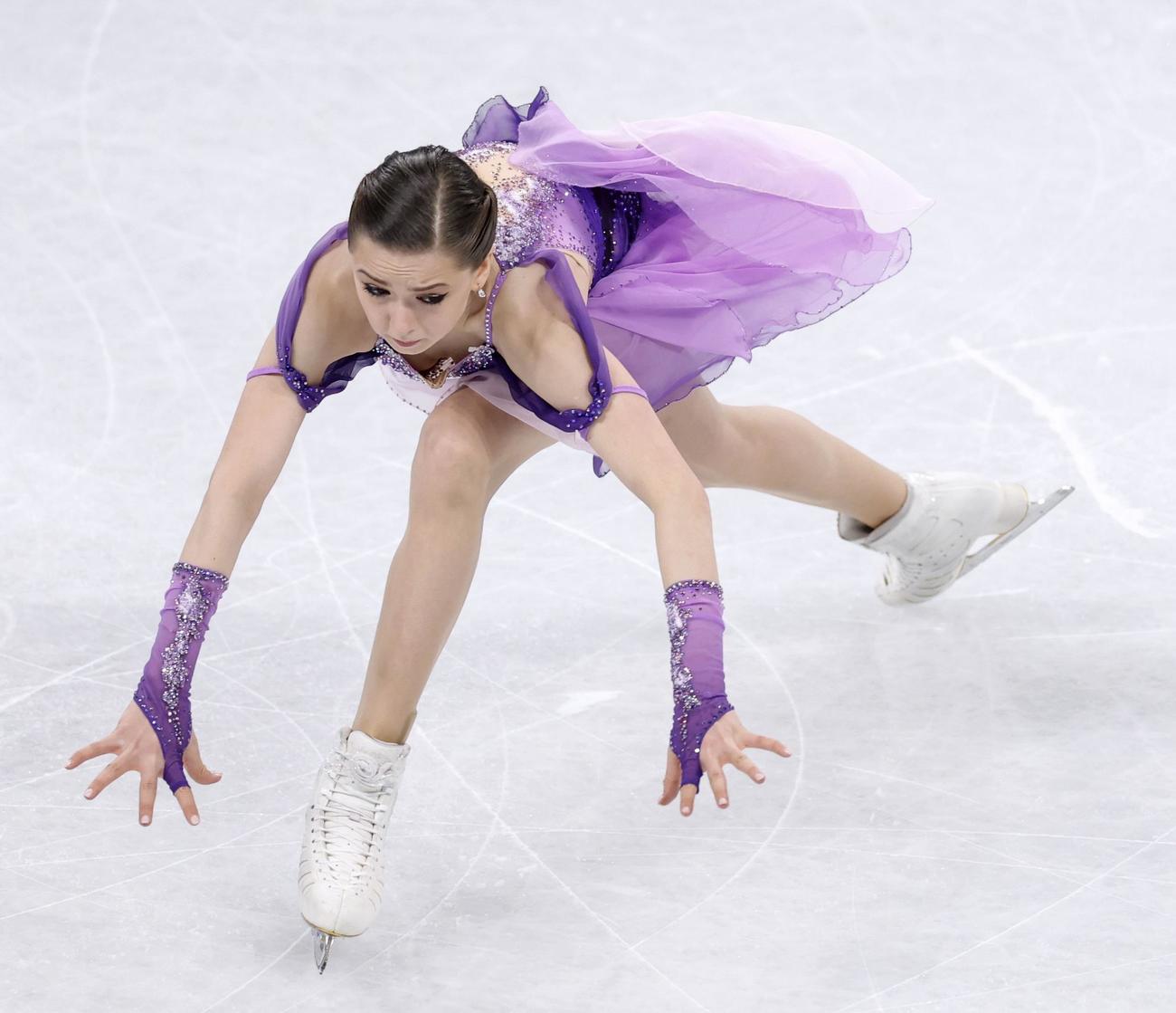 女子SP　冒頭のトリプルアクセルで着氷が乱れるカミラ・ワリエワ（共同）