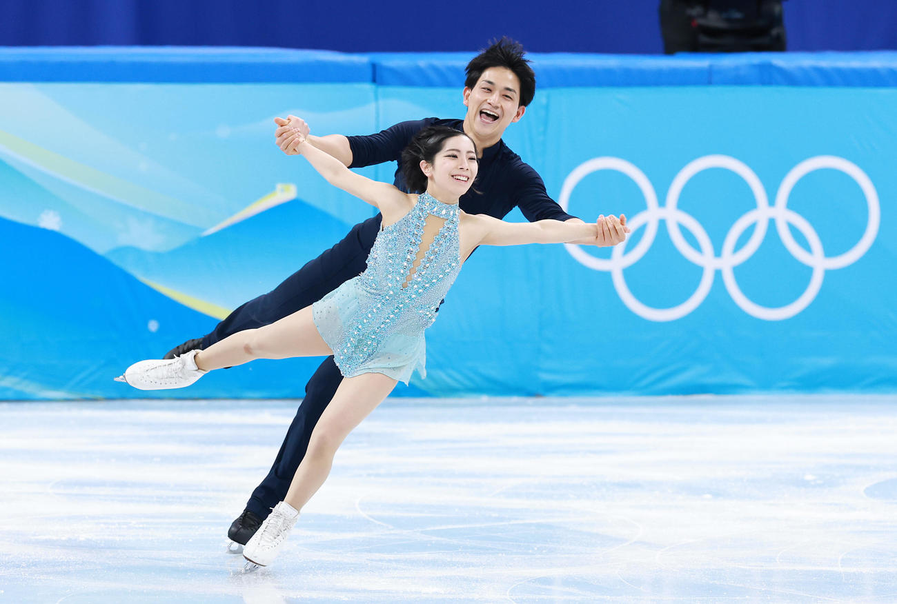 フィギュアスケート団体　ペアダンスSDの演技をする三浦（手前）、木原組（2022年2月4日撮影）