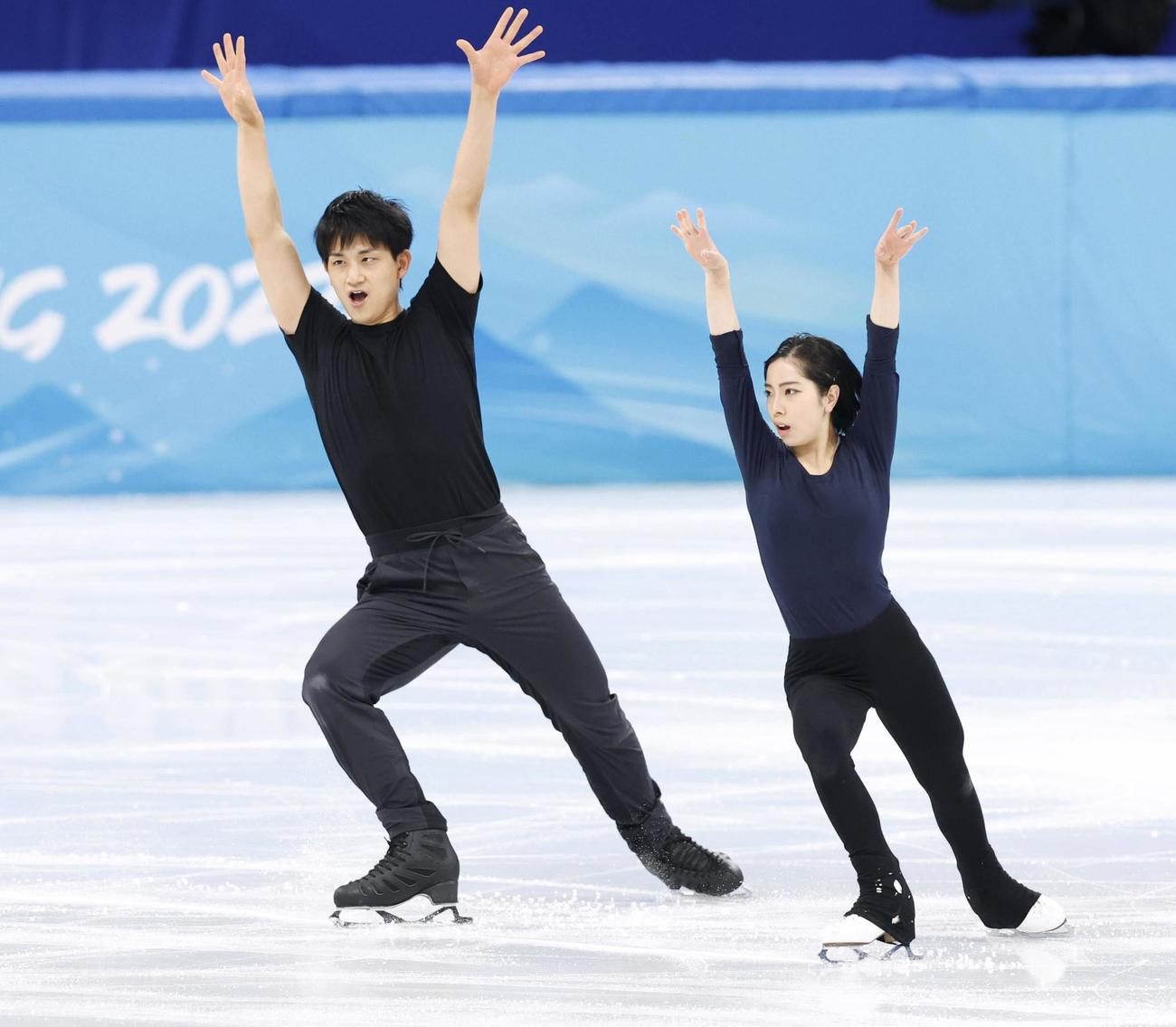 公式練習で調整する三浦璃来（右）、木原龍一組＝北京（共同）