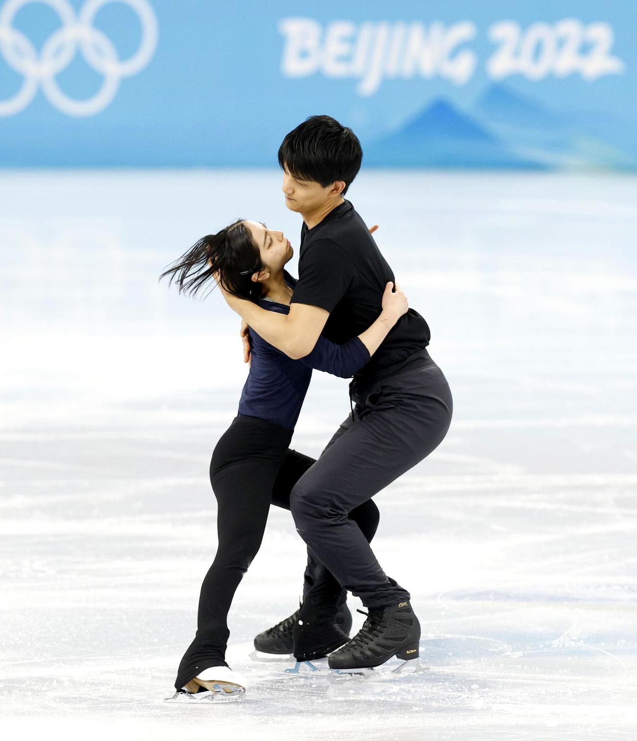 公式練習で調整する三浦璃来（左）、木原龍一組＝北京（共同）