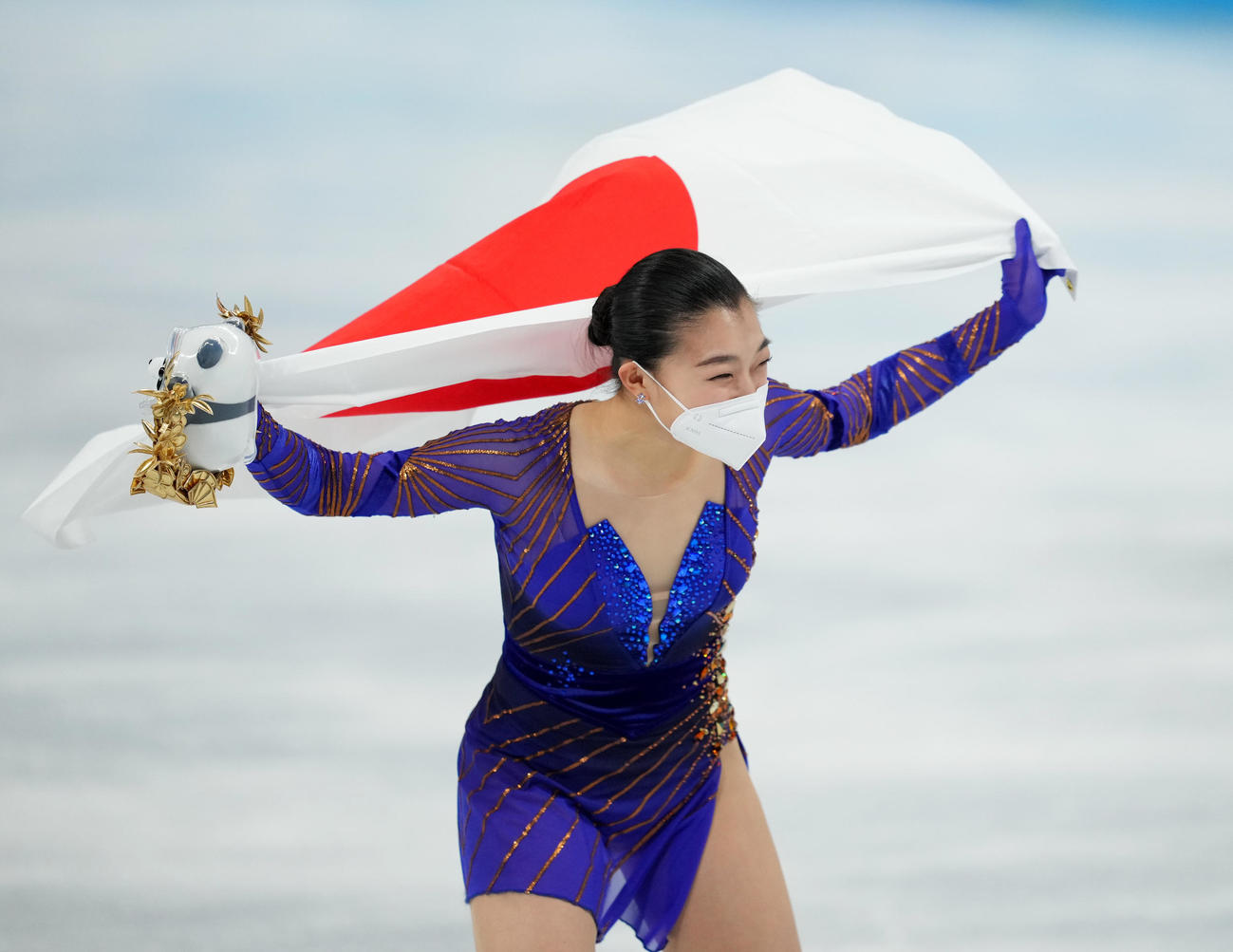 銅メダルを獲得し、日の丸を掲げる坂本（撮影・菅敏）