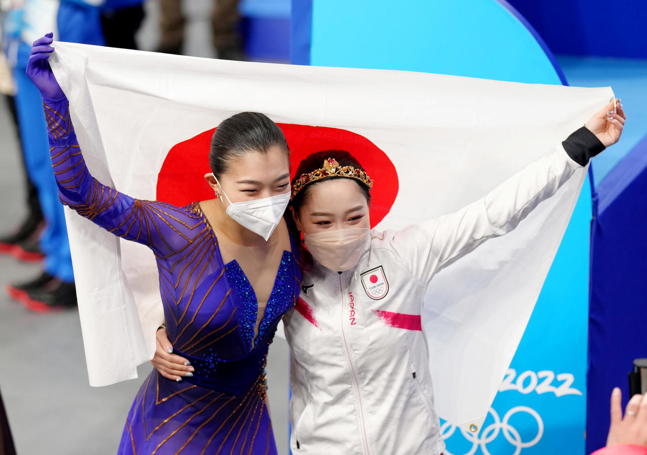 銅メダルを獲得し、樋口（右）と記念写真に納まる坂本（撮影・菅敏）