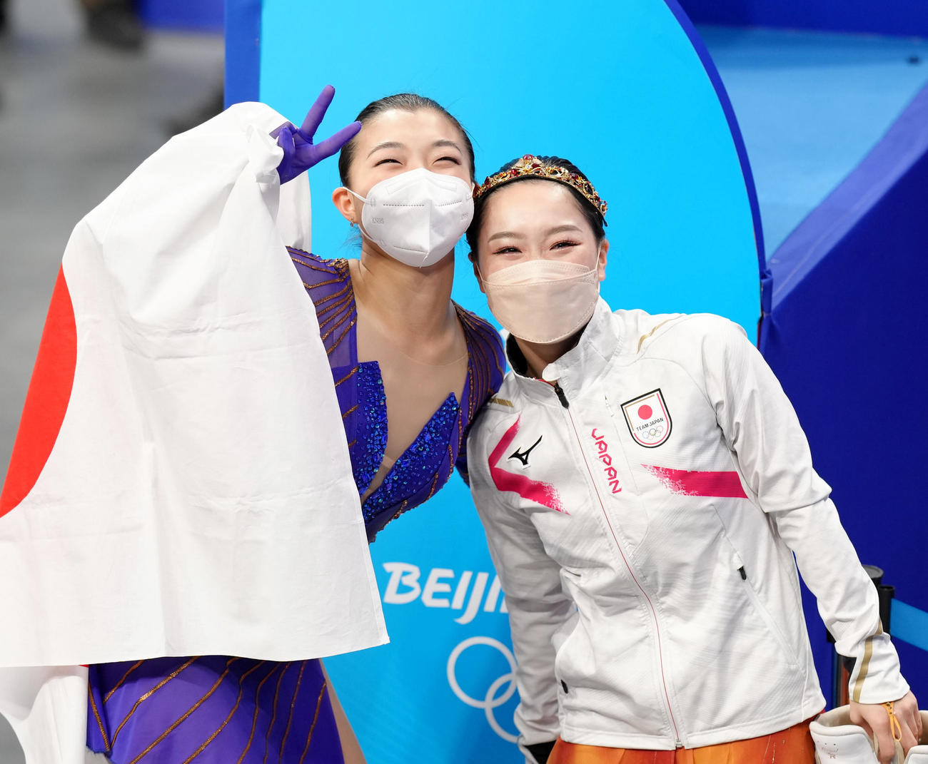 銅メダルを獲得し、樋口（右）と記念写真に納まる坂本（撮影・菅敏）