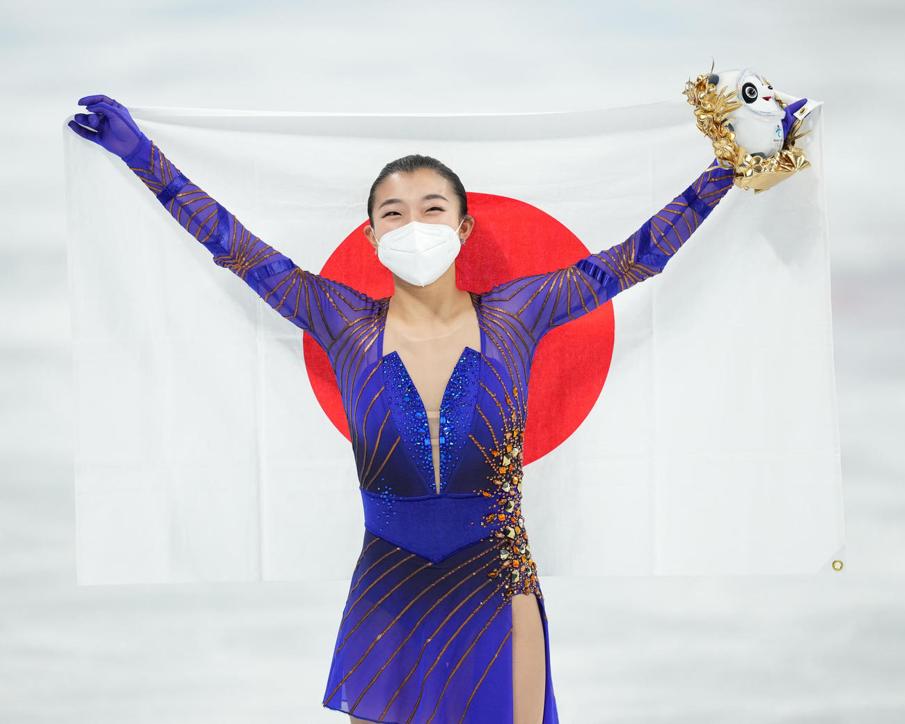 銅メダルを獲得し、日の丸を掲げる坂本（撮影・菅敏）