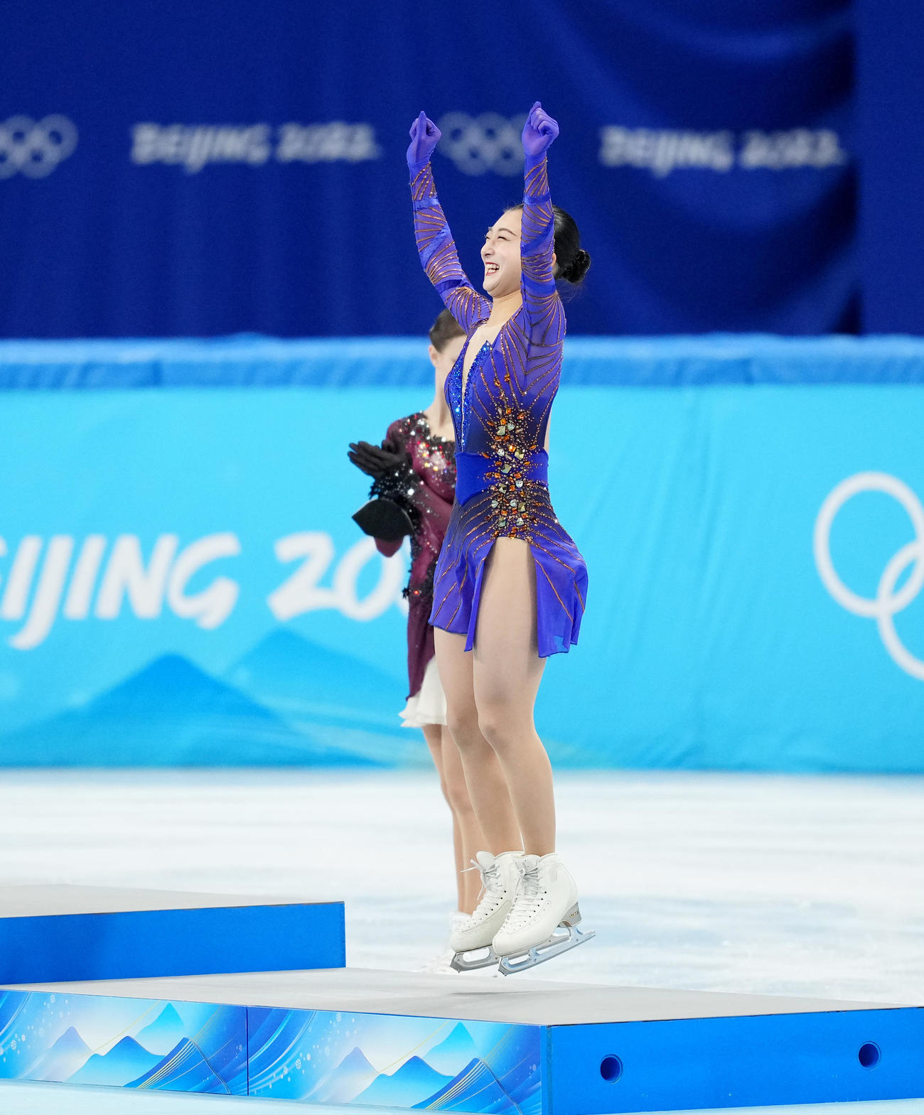 銅メダルを獲得し、表彰台の上でジャンプする坂本（撮影・菅敏）