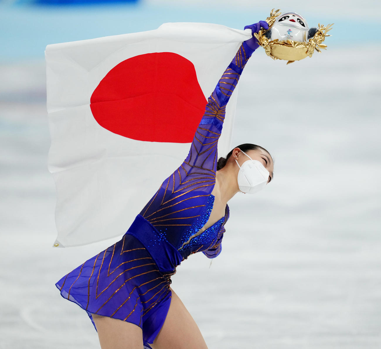 銅メダルを獲得し、日の丸を掲げる坂本（撮影・菅敏）