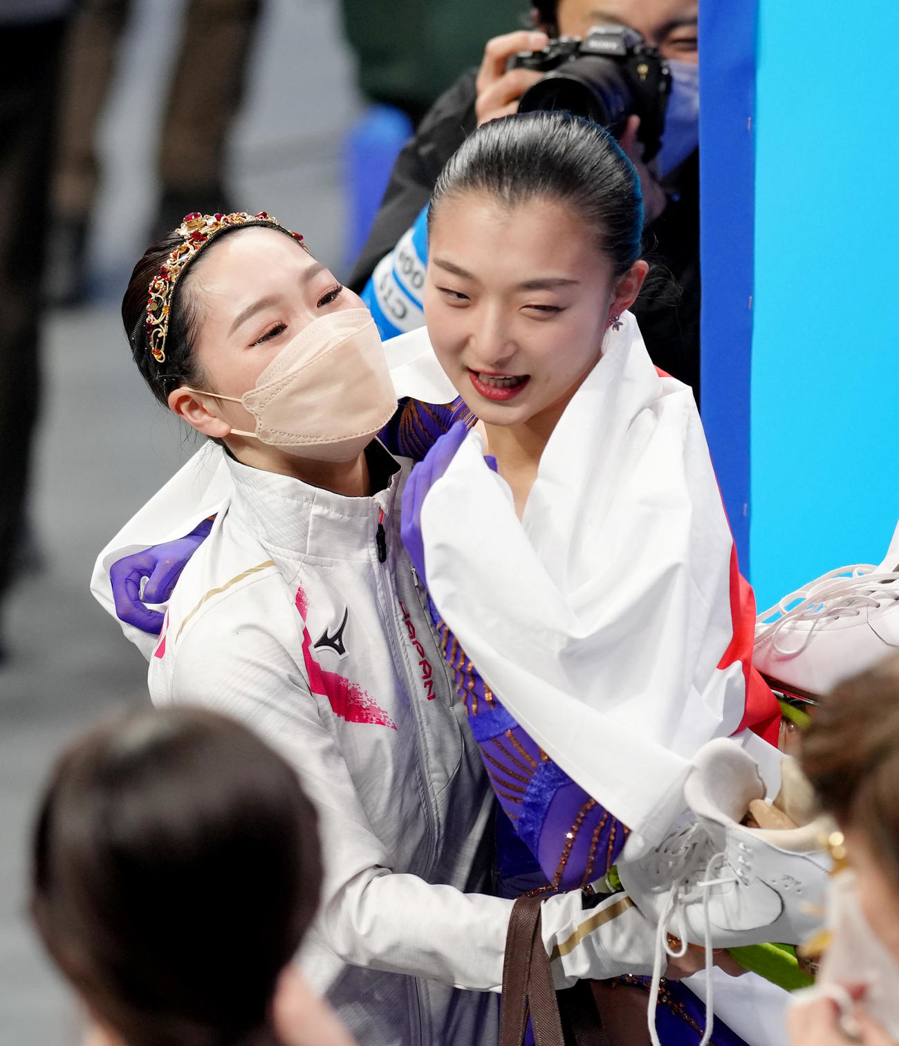 銅メダルを獲得した坂本（右）は樋口に祝福される（撮影・菅敏）