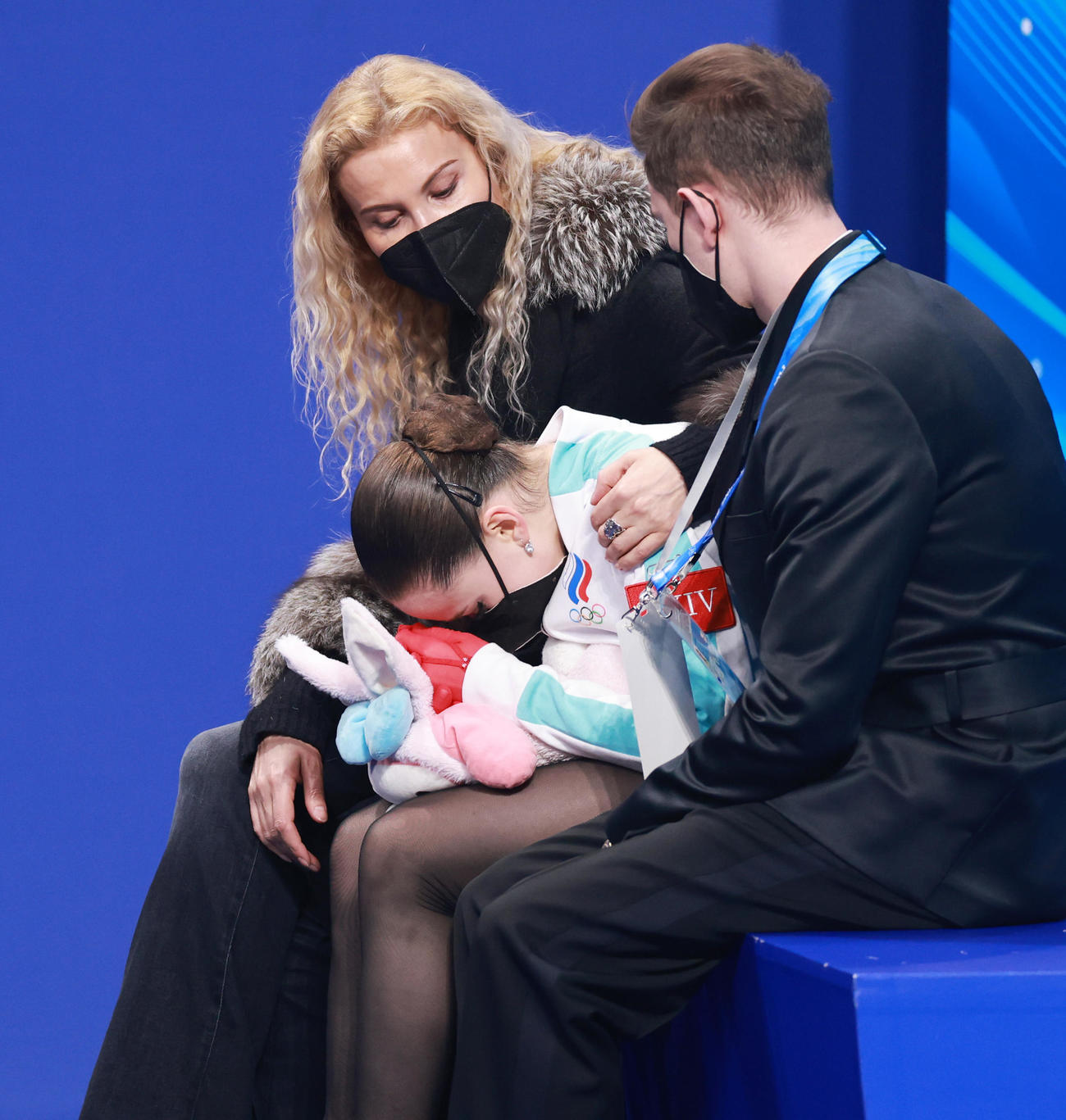 キスアンドクライで肩を落とすワリエワ（中央）。後方はトゥトベリゼ・コーチ（撮影・垰建太）