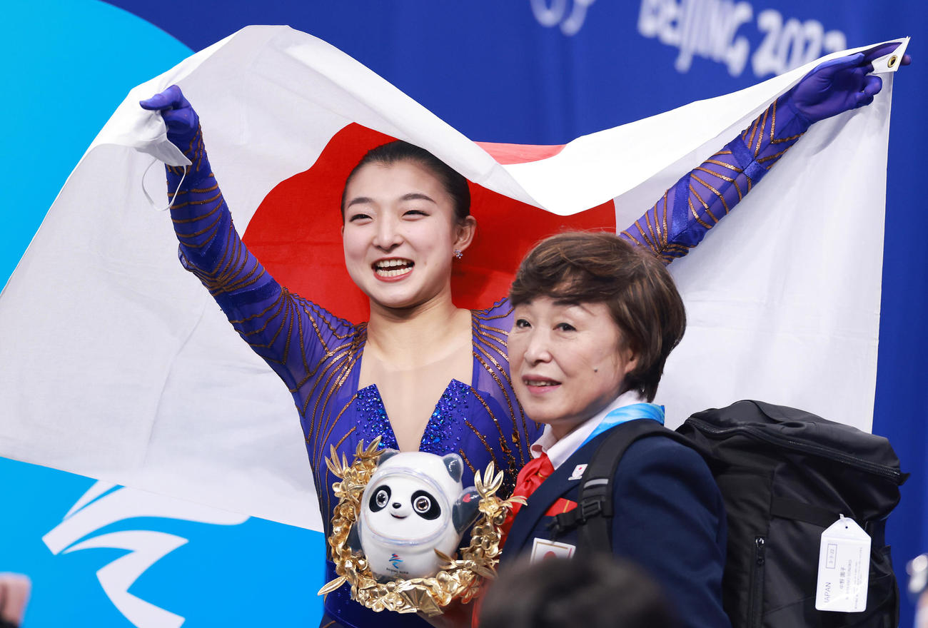 銅メダルの坂本（左）は日の丸を掲げ中野コーチと笑顔を見せる（撮影・垰建太）