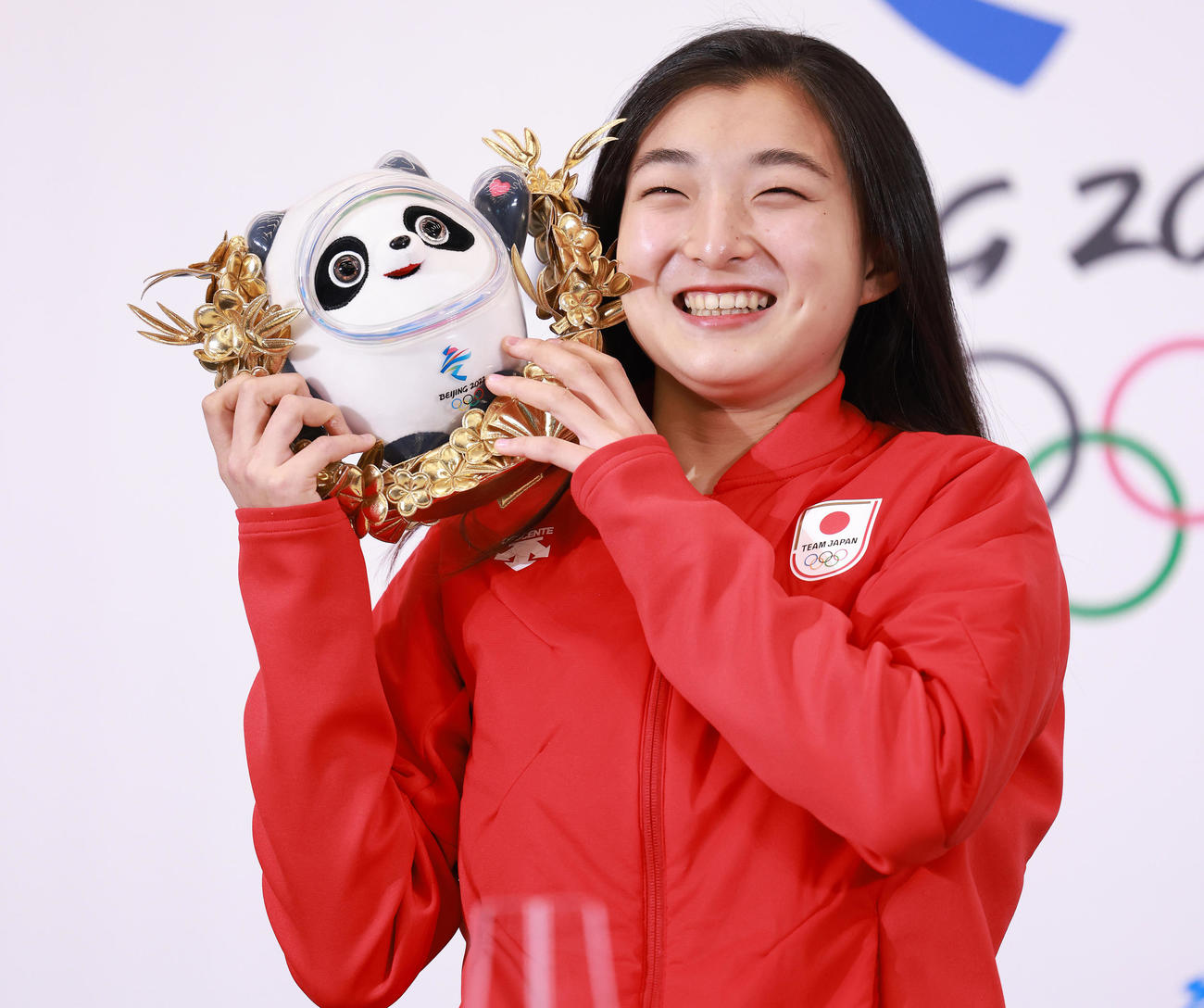 フィギュアスケート女子で銅メダルを獲得し一夜明け会見で写真に納まる坂本（撮影・垰建太）