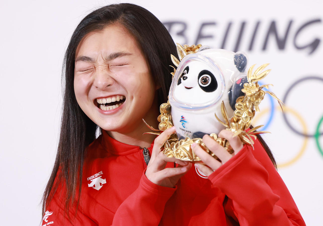 フィギュアスケート女子で銅メダルを獲得し一夜明け会見で写真に納まる坂本（撮影・垰建太）