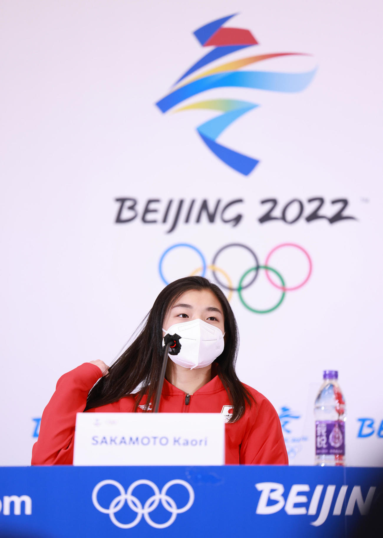 フィギュアスケート女子で銅メダルを獲得し一夜明け会見に臨む坂本（撮影・垰建太）