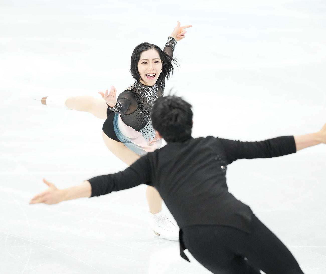 フィギュアスケート、ペアフリーで演技する三浦（奥）、木原組（撮影・菅敏）