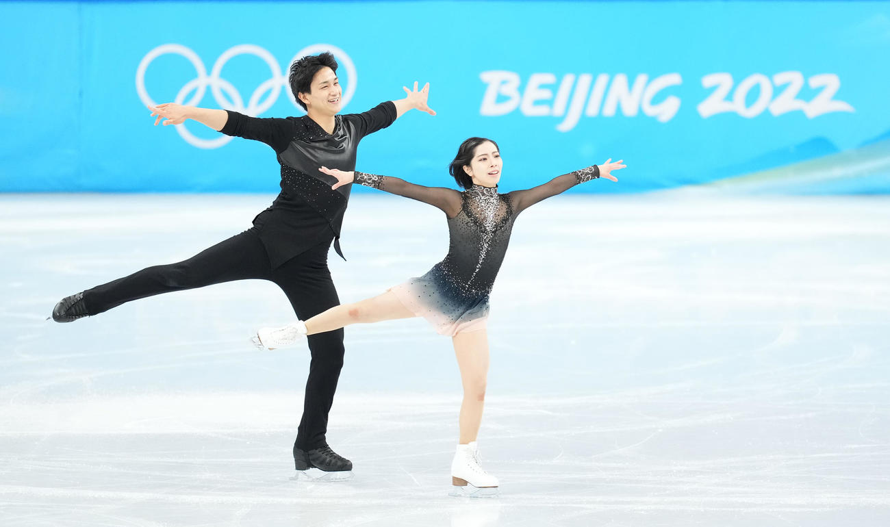 フィギュアスケート、ペアフリーで演技する三浦（奥）、木原組（撮影・菅敏）