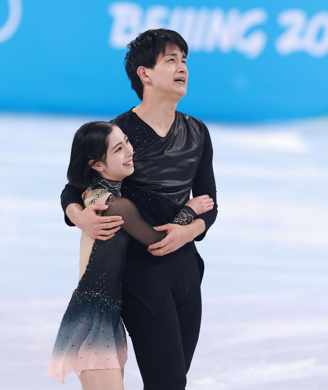 ペアフリーの演技を終え感極まる三浦（左）、木原組（撮影・垰建太）