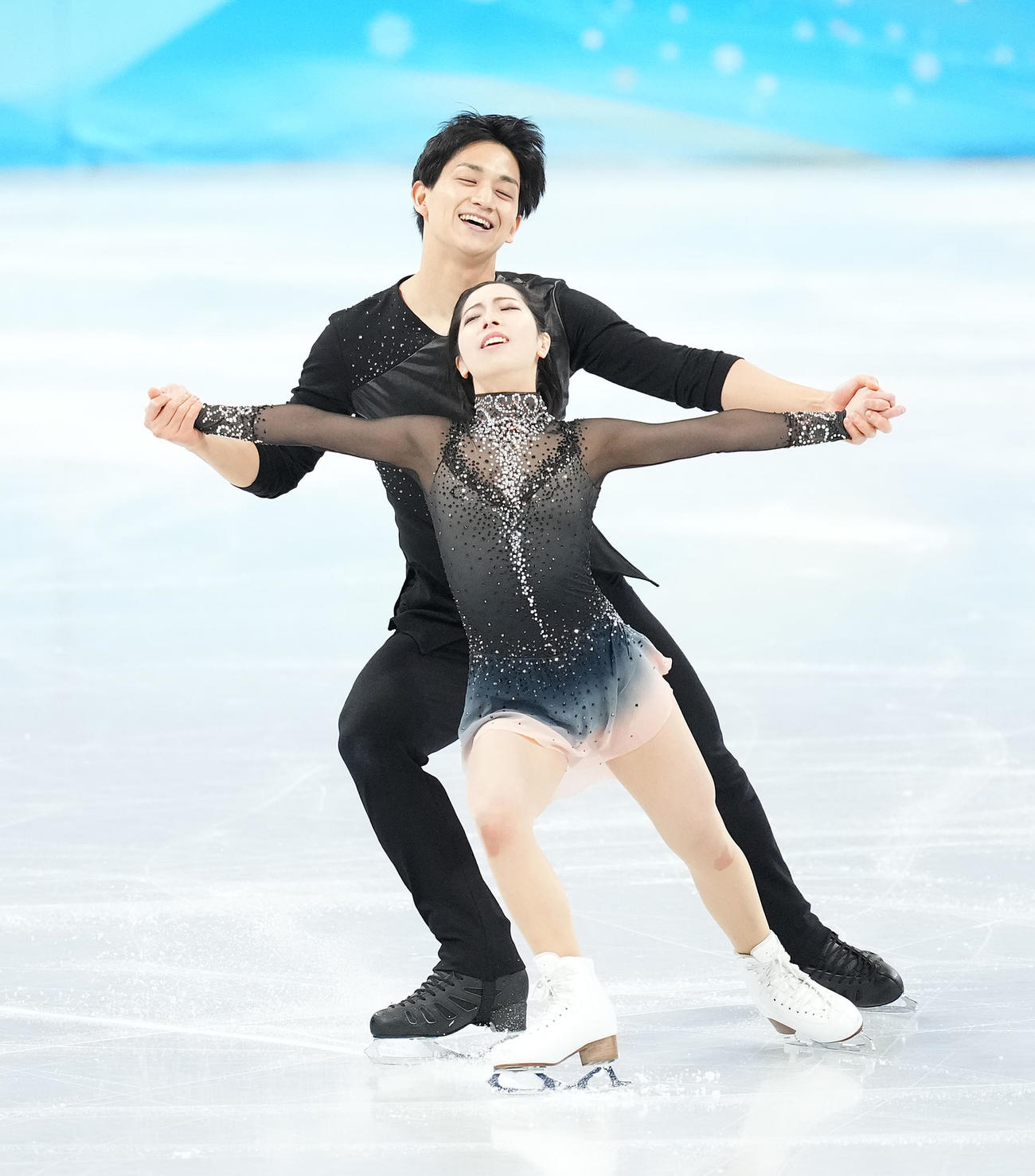 フィギュアスケート、ペアフリーで演技する三浦（手前）、木原組（撮影・菅敏）