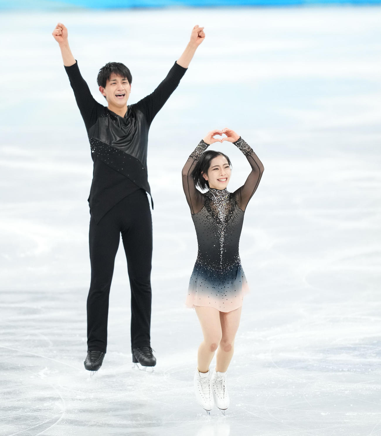 ペアフリーの演技を終え、ポーズをとる三浦璃来（右）、木原龍一組（撮影・菅敏）