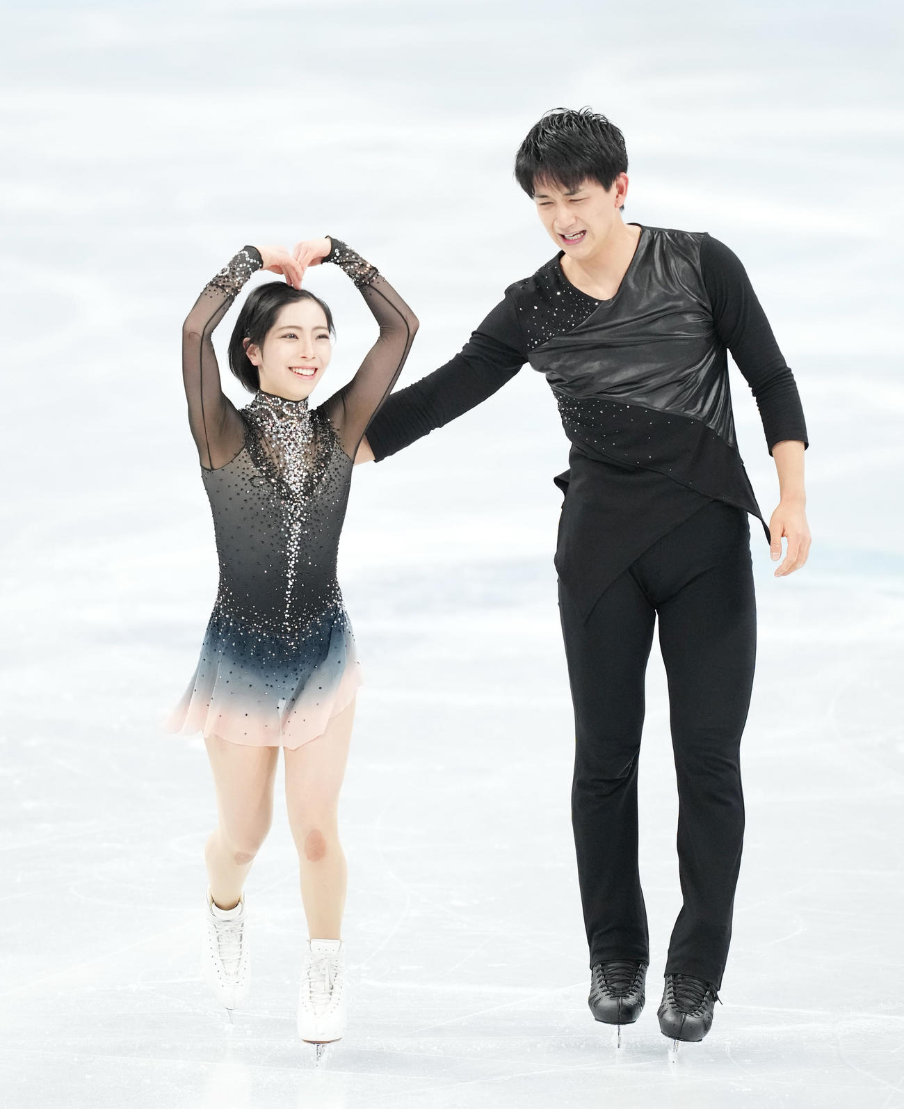 ペアフリーの演技を終えポーズをとる三浦（左）、木原組（撮影・菅敏）