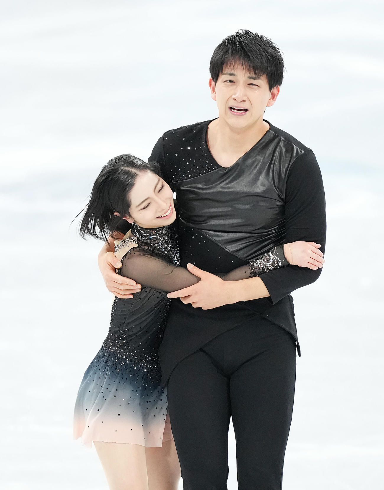 ペアフリーの演技を終え抱き合う三浦（左）、木原組（撮影・菅敏）