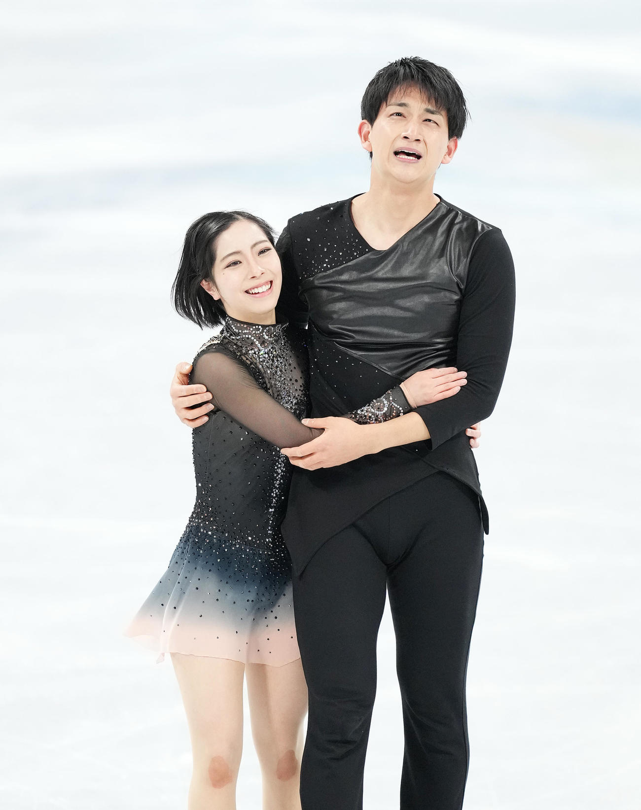 ペアフリーの演技を終え抱き合う三浦（左）、木原組（撮影・菅敏）