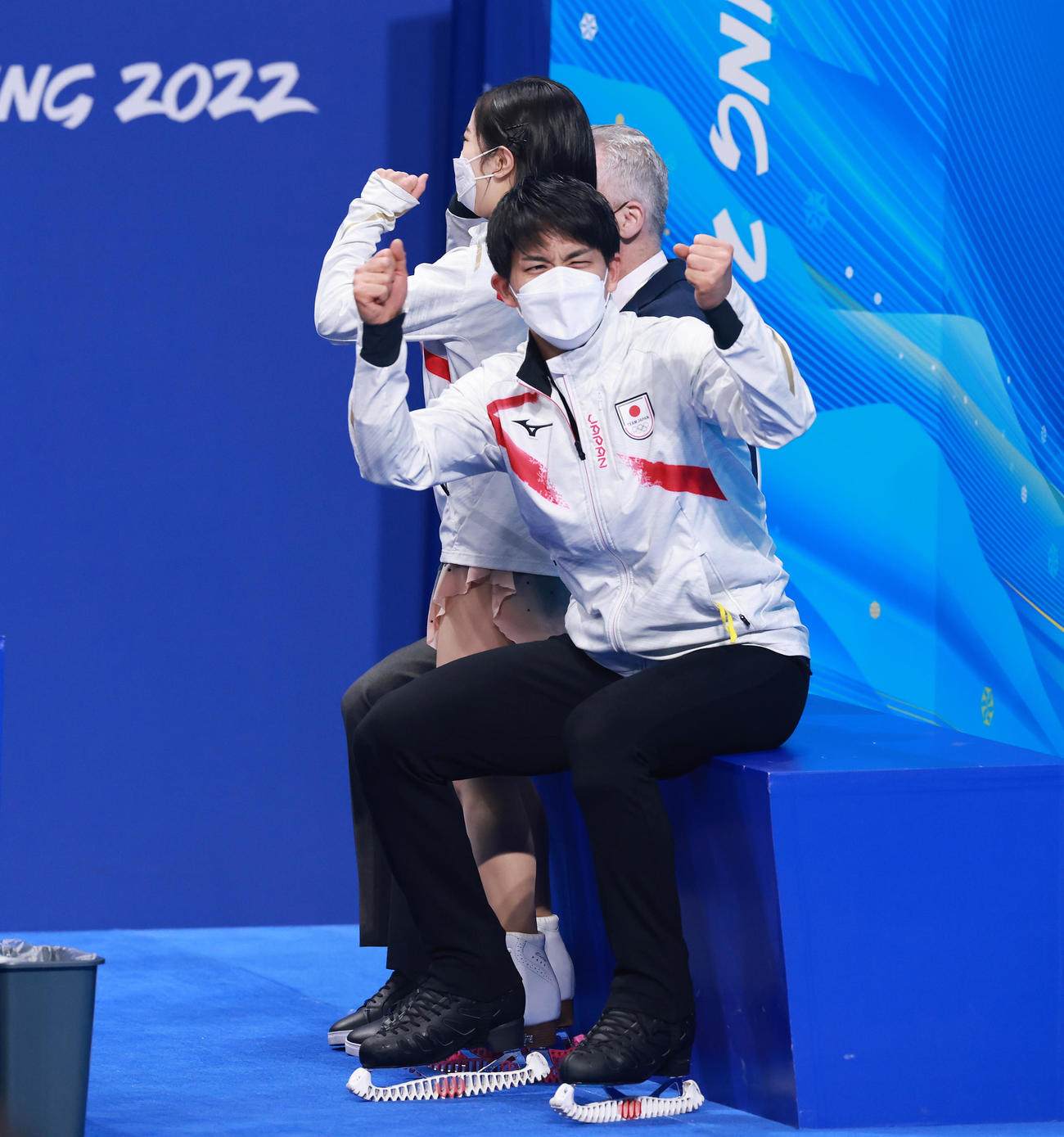 ペアフリーの演技を終えキスアンドクライで喜びを爆発させる三浦（左）、木原組（撮影・垰建太）