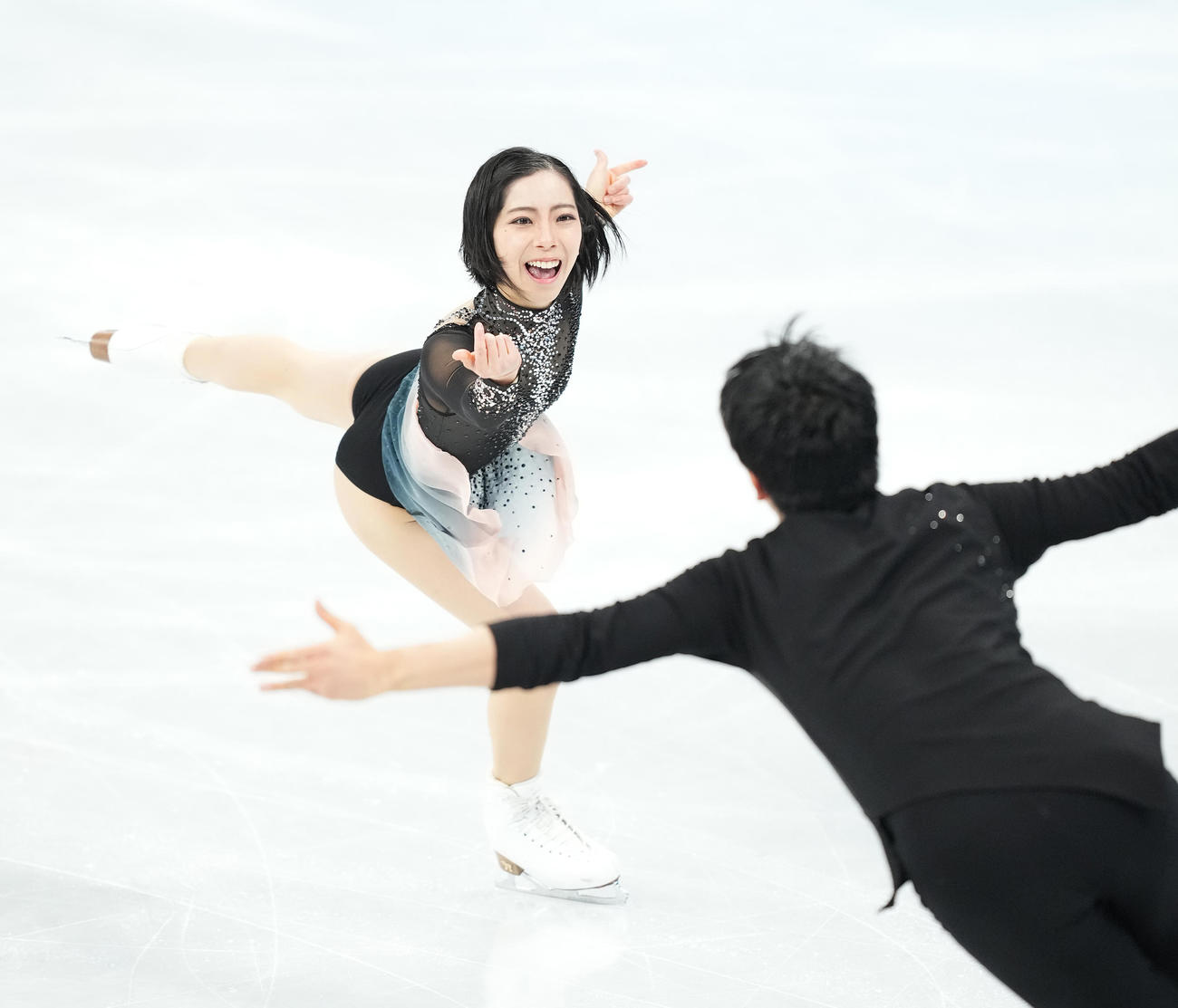 フィギュアスケート、ペアフリーで演技する三浦（奥）、木原組（撮影・菅敏）