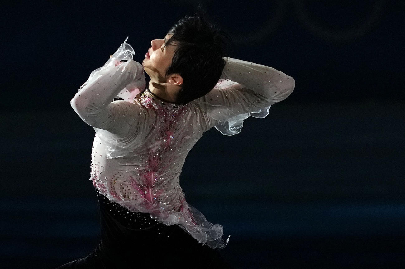 エキシビションで演技する羽生結弦（ロイター）