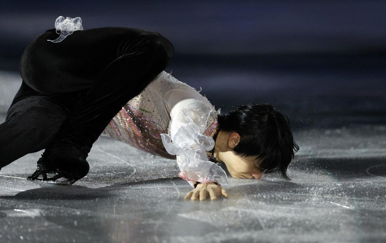 リンクにほおをこすりつけるように演技する羽生結弦（ロイター）