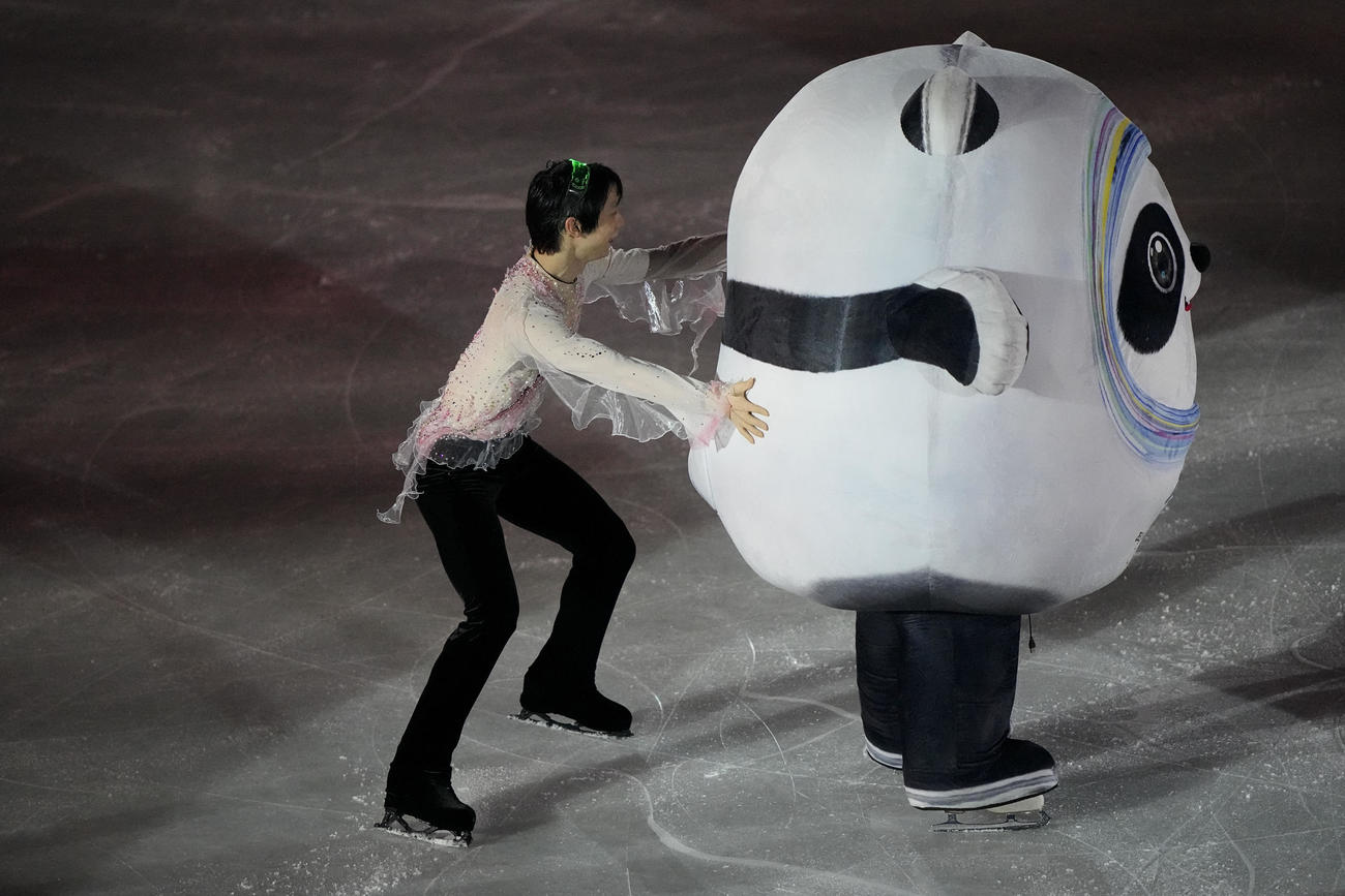 エキシビションでビンドゥンドゥンと一緒に滑る羽生結弦（AP）