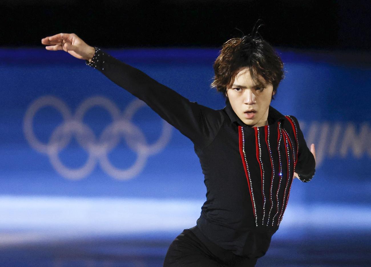 エキシビションで演技する宇野昌磨（共同）