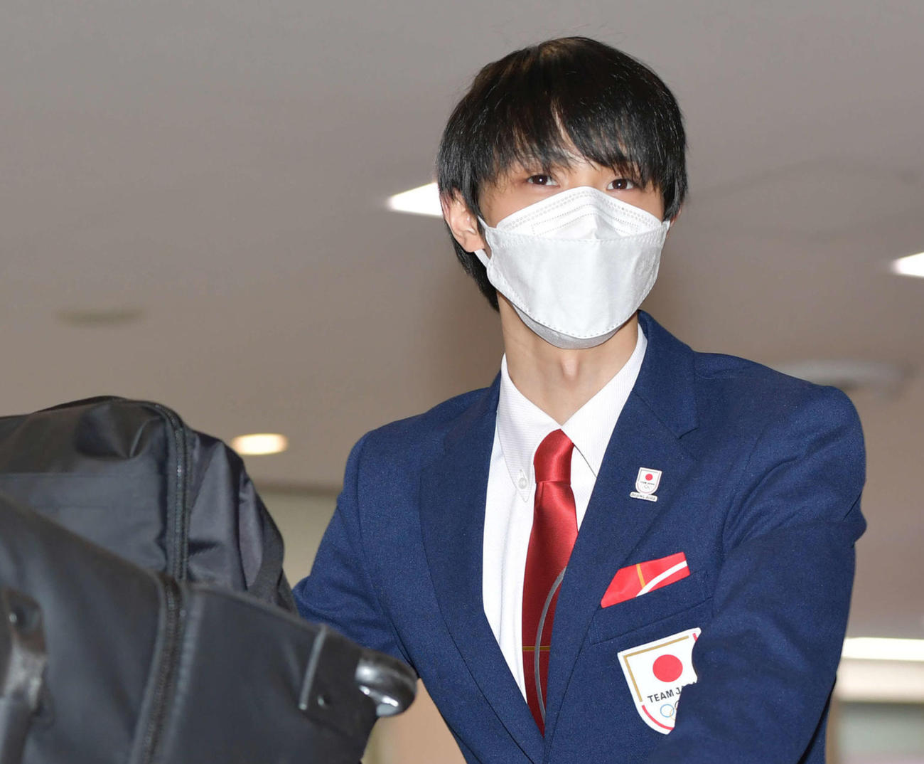 北京五輪を終えて帰国したフィギュアスケート男子の羽生（代表撮影）