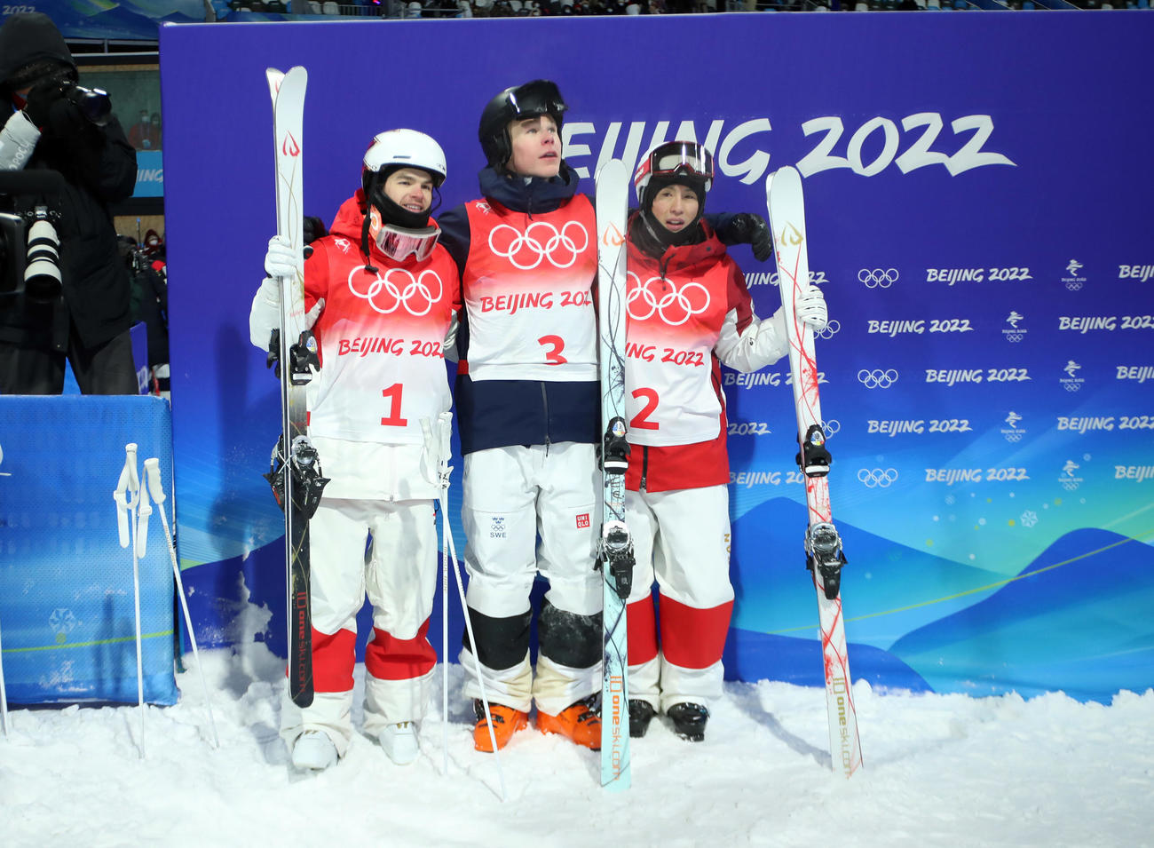 モーグルで3位に入った堀島（右）。左は2位キングズベリー、中央は金メダルのバルベリ（撮影・パオロ　ヌッチ）