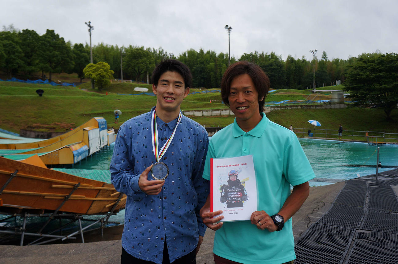 モーグル日本代表の堀島（左）と、ウォータージャンプ施設K－Airの浜田所長（浜田所長提供）