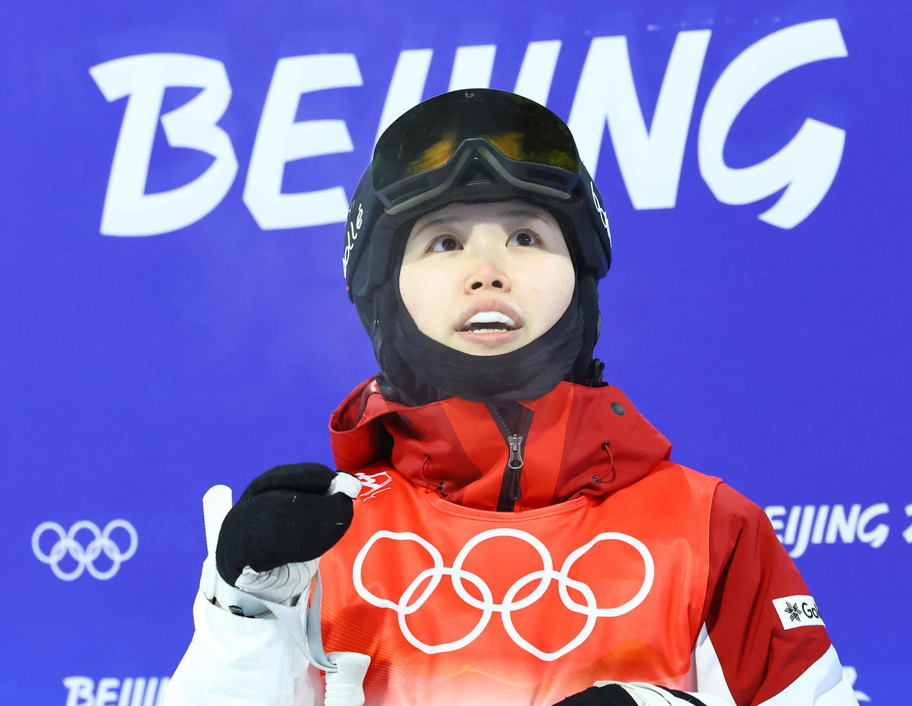 女子モーグル・フリースタイル予選　1回目の滑走を終え笑顔を見せる住吉（撮影・垰建太）
