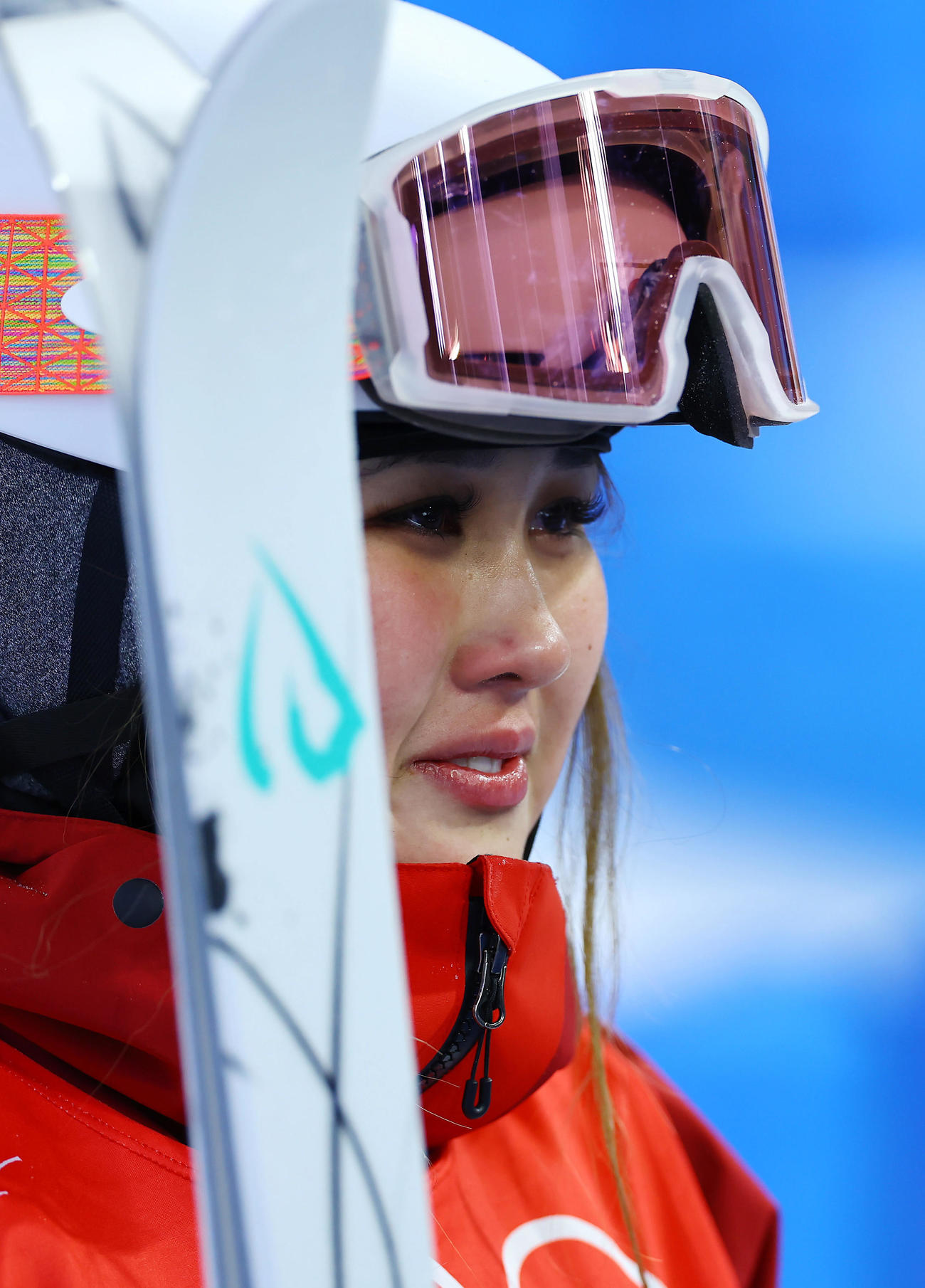女子モーグル・フリースタイル決勝、3本目を滑り終え涙をこらえながらインタビューに応じる川村（撮影・垰建太）