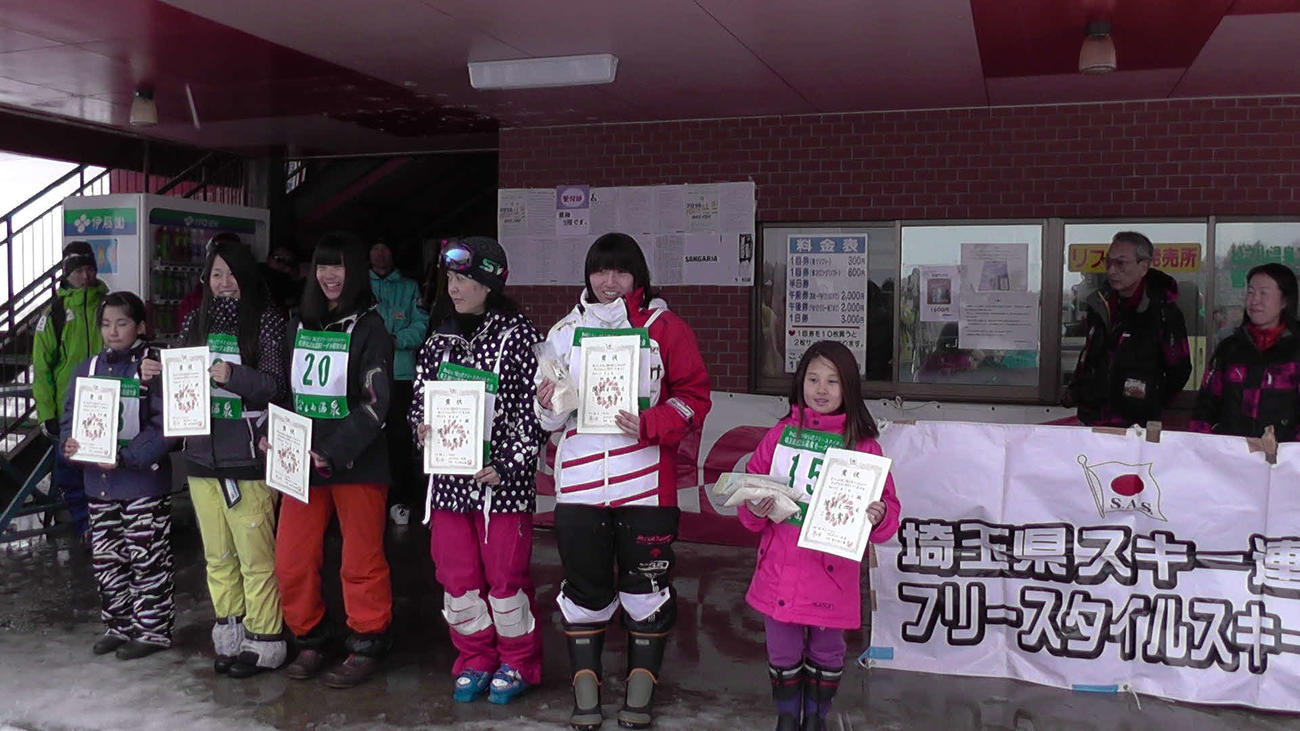 表彰状を手にする幼少期の川村（ゼッケン15番）（家族提供）