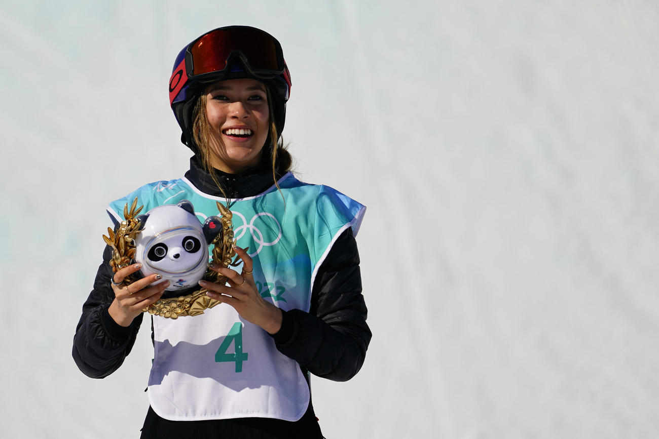 女子フリースタイルスキー　ビッグエア決勝　表彰式で喜ぶ金メダリストの谷愛凌（AP）