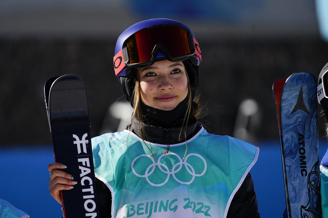 女子フリースタイルスキー　ビッグエア決勝　金メダルを獲得し、ポーズをとる中国の谷愛凌（AP）
